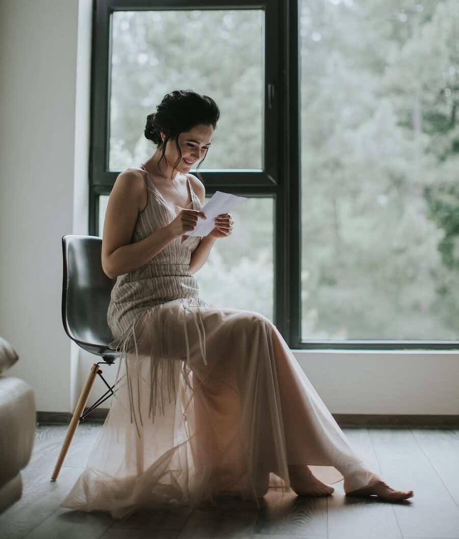 bride reading her last word letters